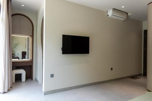 Μια τηλεόραση ή/και κέντρο ψυχαγωγίας στο Thang Homestay - Vinhome Ocean Park 3, Van Giang, Hung Yen