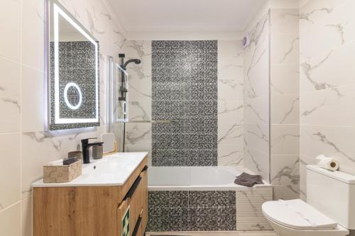 un bagno con vasca, WC e lavandino di Cruzeiro - Silhueta Citadina a Portimão