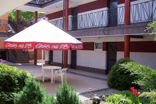 库瑞尼卡慕斯卡Luxus的大楼前的桌子和雨伞