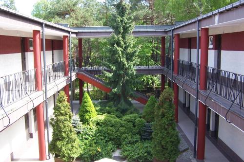 库瑞尼卡慕斯卡Luxus的一栋公寓楼，庭院中间有一棵树