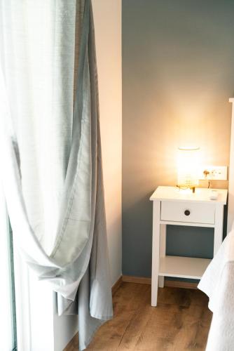 Una cama o camas en una habitación de Emmelia Home