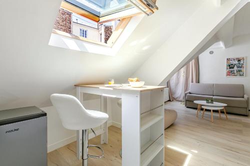 un salon avec un bureau blanc dans un loft dans l'établissement Appartement Gare de Lyon - Bastille lumineux, à Paris