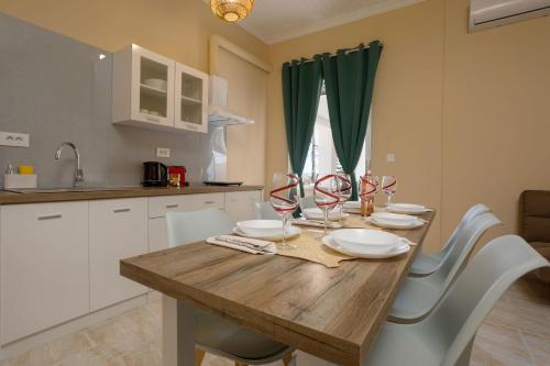 Dapur atau dapur kecil di Ammos Comfort Apartments, 400m from Kalamaki Beach, by ZanteWize