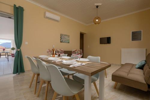 Ruang duduk di Ammos Comfort Apartments, 400m from Kalamaki Beach, by ZanteWize
