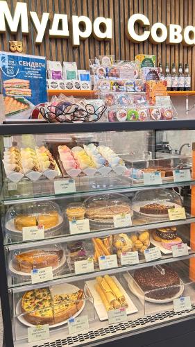 a display case in a bakery with cakes and desserts at Очень уютная, тихая, єко комната с видом на сад in Vinnytsya