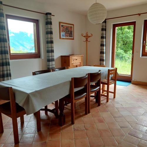 une salle à manger avec une table et des chaises dans l'établissement Chalet dans les alpages de Savoie, à Villard-sur-Doron