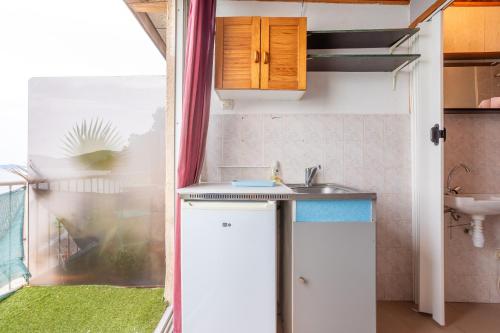 een kleine keuken met een wastafel en een raam bij Jeux de boules 5 in Le Pradet