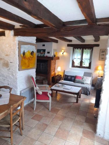 un salon avec un canapé et une table dans l'établissement Gîte le pré des Colombes, à Troche