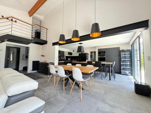 Photo de la galerie de l'établissement Belle maison avec jacuzzi et piscine chauffé, à Eysines