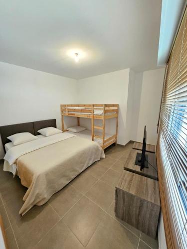 une chambre avec un lit et un lit superposé dans l'établissement Juan-les-Pins 2-room apartment, à Antibes