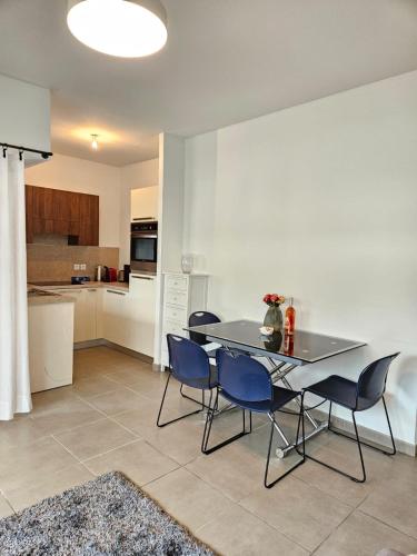 une cuisine et une salle à manger avec une table et des chaises dans l'établissement Juan-les-Pins 2-room apartment, à Antibes