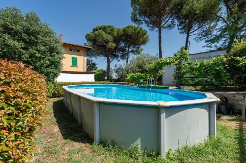 a hot tub in a yard with a house at Villino Ruben in Fucecchio