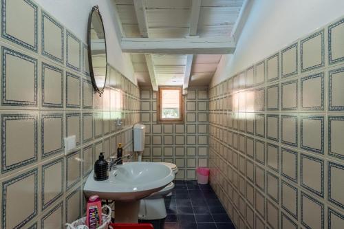 a bathroom with a sink and a toilet at Villino Ruben in Fucecchio