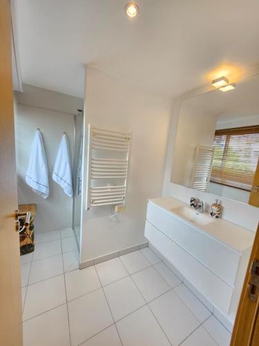une salle de bain blanche avec un lavabo et une douche dans l'établissement Juan-les-Pins 2-room apartment, à Antibes