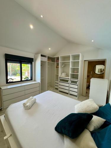 une chambre avec un grand lit blanc et une fenêtre dans l'établissement Cozy villa with private pool, à Piolenc