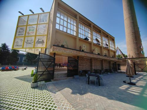 a building with a balcony with a table and chairs at Hotel Mio City in Kula
