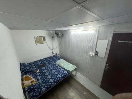 シャルジャにあるSpectrum Villaのベッドとドア付きの小さな部屋