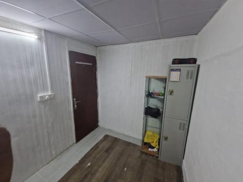 シャルジャにあるSpectrum Villaの空き部屋(ドア、クローゼット付)