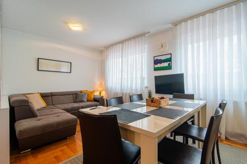 Flexible SelfCheckIns 97 - Zagreb - Garden - Parking- Loggia - 2 Bedrooms