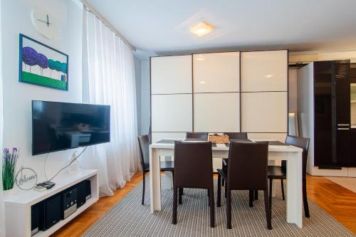 Flexible SelfCheckIns 97 - Zagreb - Garden - Parking- Loggia - 2 Bedrooms