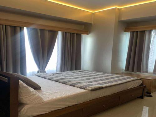 a large bed in a bedroom with a window at Amisa Private Residences Tower C in Punta Engaño