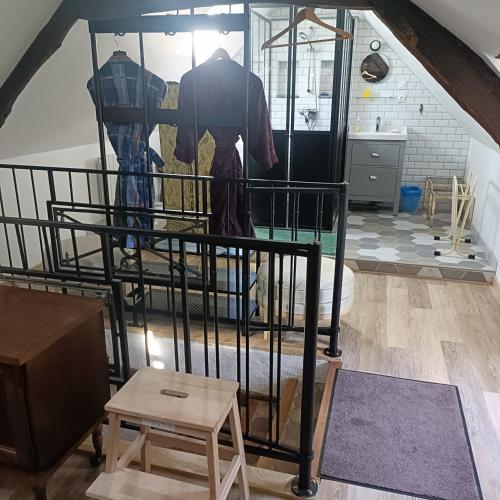 une chambre avec 2 personnes debout dans une pièce dans l'établissement Avenue du Château, à Saint-Just