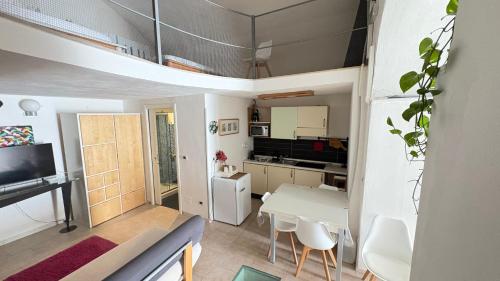 a small kitchen and dining room with a table and chairs at Il Giardino dei Limoni in Vieste