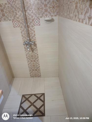 Ένα μπάνιο στο Comfort Suites Lara Gora