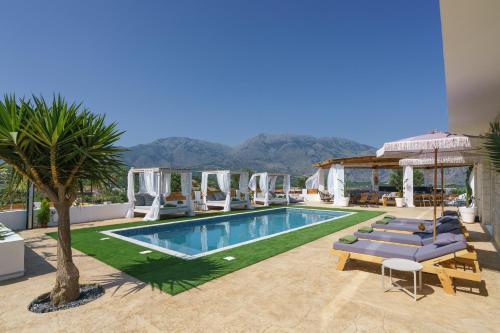 Villa Yammas, 5-Bedroom Stone Villa with Private Pool, Walking distance from Beach