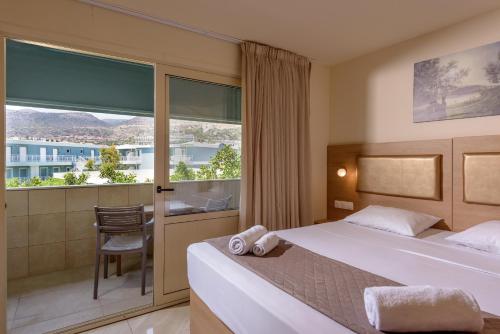 Postel nebo postele na pokoji v ubytování SunBay Hotel