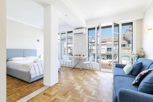 un salon avec un lit et un canapé dans l'établissement Cosy Rooftop - Happy Rentals, à Nice