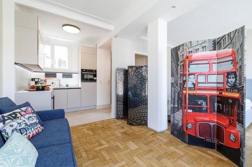 un salon avec une fresque murale représentant un bus rouge à impériale dans l'établissement Cosy Rooftop - Happy Rentals, à Nice