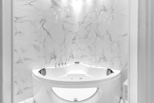 BRE3 -Lodi- Elegant & Private Hot Tub -