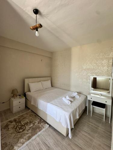 a bedroom with a bed with two towels on it at İMS ÇARŞI OTEL in Mardin
