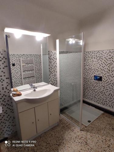 une salle de bain avec un lavabo et une douche dans l'établissement Maison entre terre et Mer a proximité d'Argelès sur mer, collioure,Perthus,Espagne, à Passa