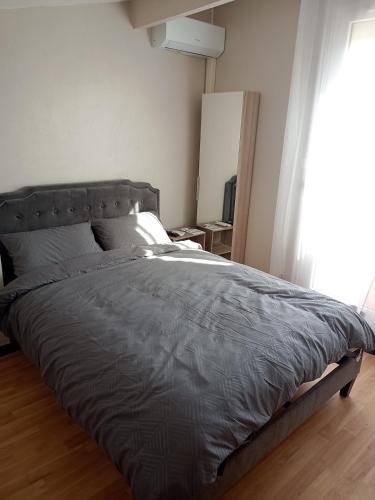 un grand lit dans une chambre avec une fenêtre dans l'établissement Maison entre terre et Mer a proximité d'Argelès sur mer, collioure,Perthus,Espagne, à Passa