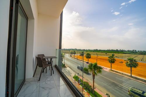 a balcony with a table and a view of a street at Rafiny Hôtel in Ksar el Kebir