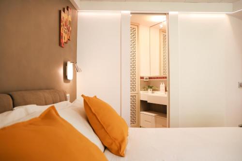 Elegant Apartment at Chiaia by Wonderful Italy