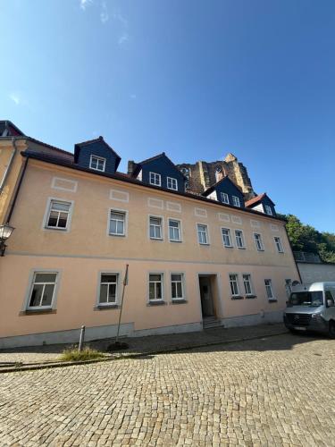 a building with a car parked in front of it at Ferienwohnung am Nikolai-Felsen in Bautzen