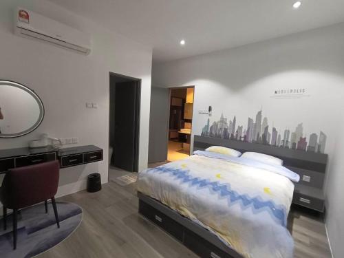 クチンにあるEyvone Homestay Princeton Suites Kuching Airportの壁に街の壁画が描かれたベッドのある寝室