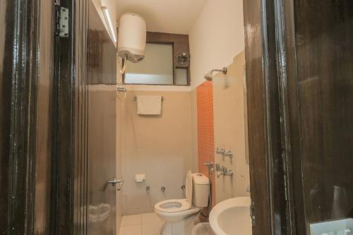 un baño con inodoro y lavabo en Hotel Maharani Regency, en Zirakpur