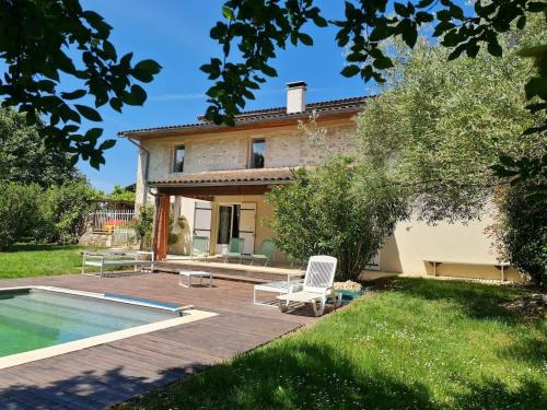 une villa avec piscine et une maison dans l'établissement Maison de vacances en pierre, à Saint-Sylvestre-sur-Lot