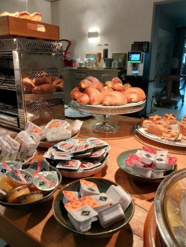 Comida en o cerca de este hotel
