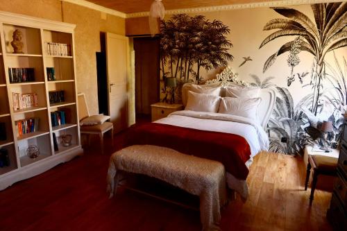 - une chambre avec un grand lit et une étagère dans l'établissement La Goronière - Superbe Charentaise rénovée - 2 logements - Piscine chauffée, à Saint-Laurent-de-la-Barrière