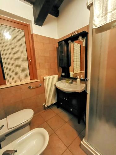a bathroom with a toilet and a sink at Briciola di Sole b&b e ristorante in Borgo
