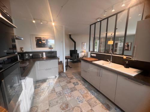 une cuisine avec un évier et un plan de travail dans l'établissement Haus PETIT REVE in Oppède, à Oppède