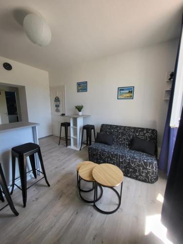 un salon avec un canapé et une table dans l'établissement Le Villageois, à Fouesnant