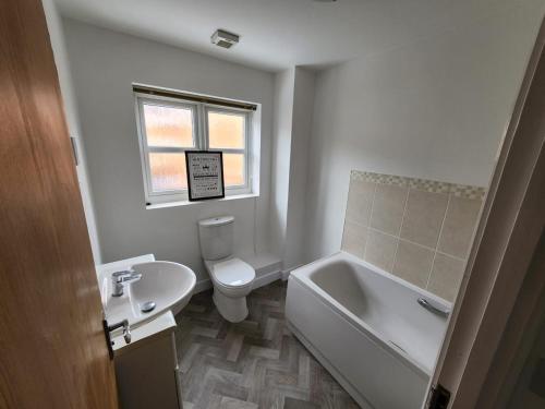 Koupelna v ubytování Peaceful four bed town house Free parking Windsor Heathrow