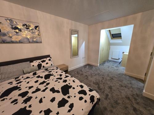 Postel nebo postele na pokoji v ubytování Peaceful four bed town house Free parking Windsor Heathrow