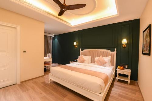 a bedroom with a large bed with a green wall at The Sunder Palace-Jaipur City Centre Hotel in Jaipur